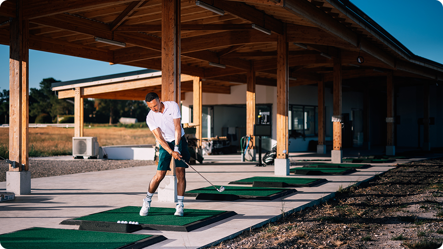 Un homme fait du golf