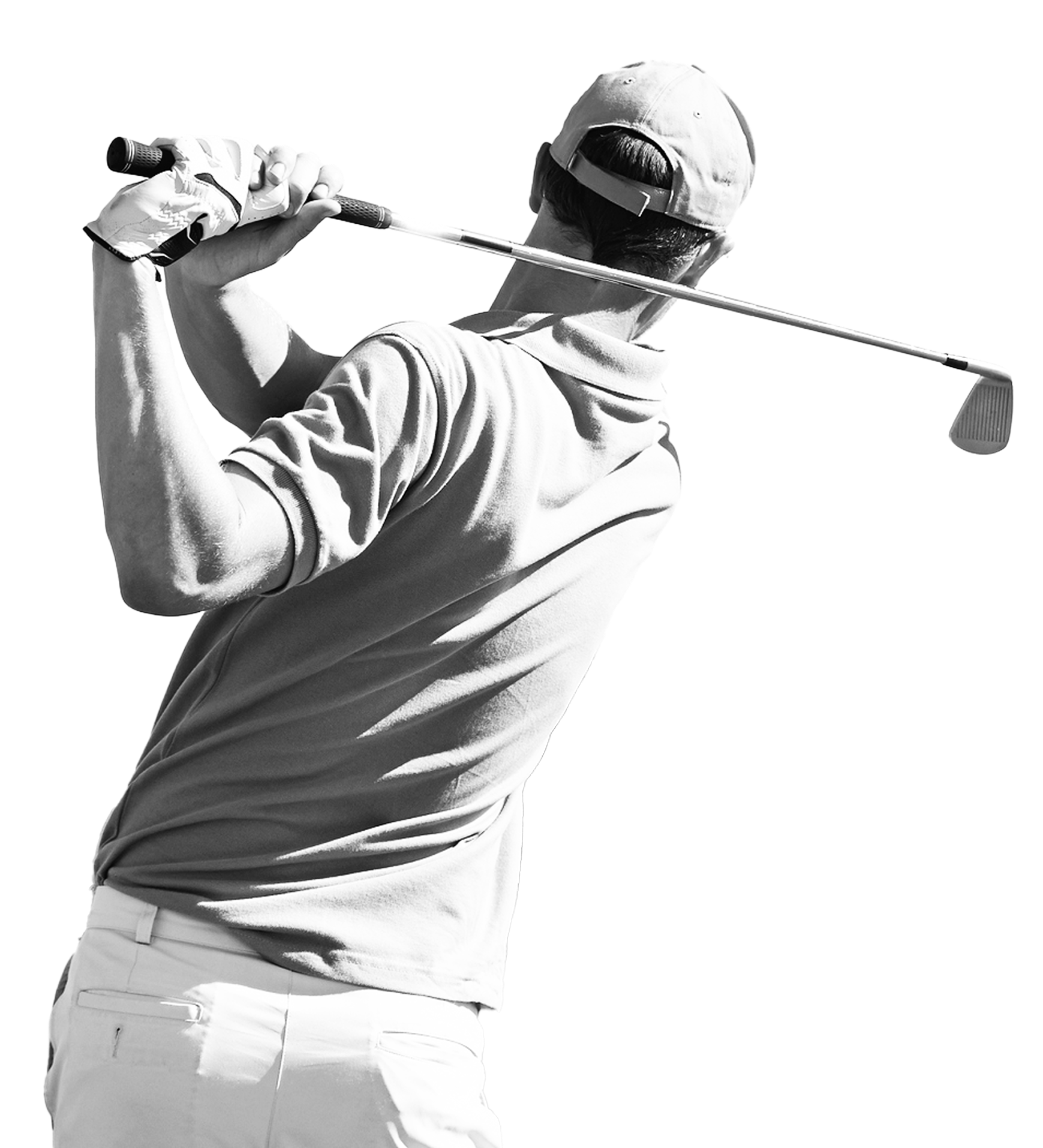 Un homme effectue un swing.